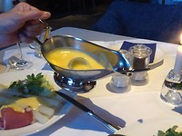 Met Hollandaise saus. Geen ei trouwens
