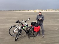 Ze scheuren(op veilige afstand v ons) met auto, al slippend en rondjes draaiend achter elkaar aan