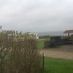 Zicht op zee vanuit de caravan. De storm loet om ons huisje op wielen.