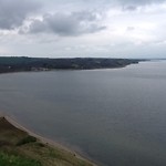 Uitzicht tijdenscde wandeling op de klif, de autonstaat ergens beneden
