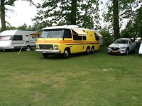 The yellow submarine staat er op deze prachtcamper. De poes is ook mee!