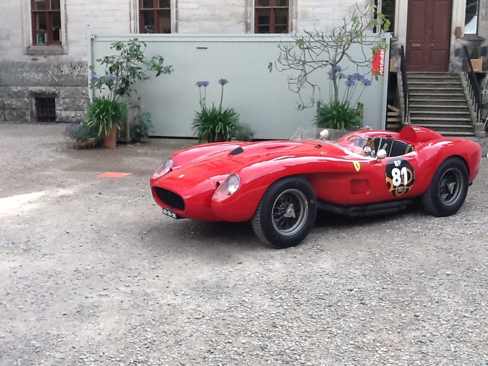 Weer een oldtimer met nl kenteken trouwens. Ferarri. Model weet ik niet