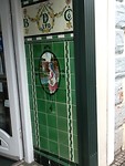 Entree vd charityshop. Er zijn veel goede doelenwinkels