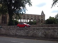Tegenover deze ruine lunchen we. In Jedburgh