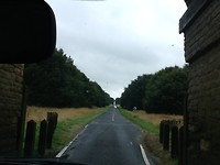 Weg langs een enorm landgoed bij een kasteel