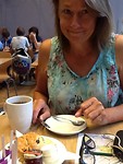 Tea met marmelade scone en clotted cream. Smaakt heerlijk. 800 calorien dus we moeten flink gaan lop