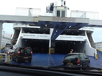 Plek zat, we staan vooraan. Na 15 min is de boot vol en vertrekken we al.