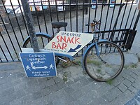 Tegen hek in Tenby.
