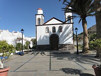 Kerkje in vissers dorp.