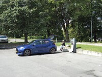 Muurtje achter de auto