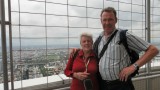Hanny en Sjaak helemaal boven op de Baiyoke Tower.