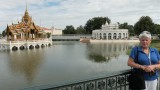 Op de achtergrond het paviljoen Phra Thinang Thipha-at in het paleis van Bang-in.