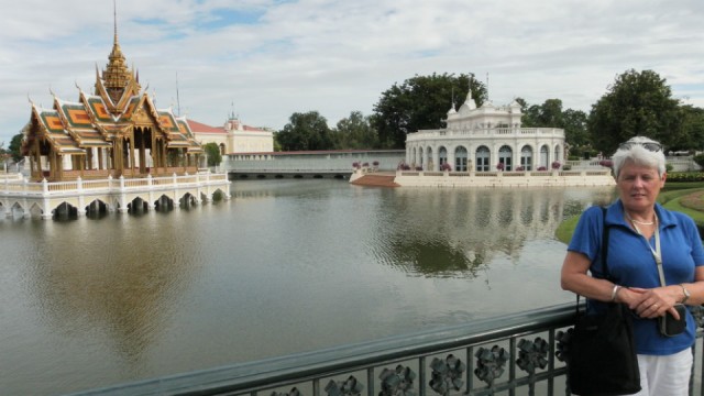 Op de achtergrond het paviljoen Phra Thinang Thipha-at in het paleis van Bang-in.