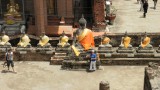 Boeddhabeelden met gele sherp in tempel Wat Yai Chai Mongkhon.