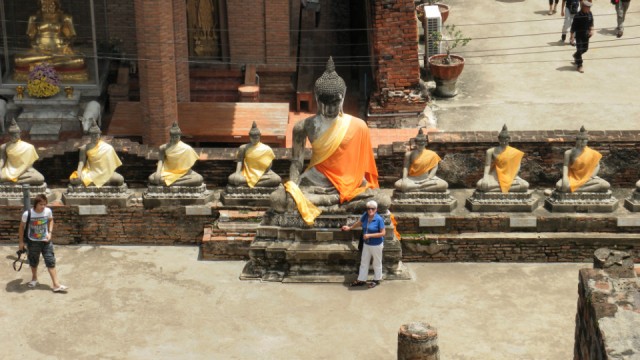Boeddhabeelden met gele sherp in tempel Wat Yai Chai Mongkhon.