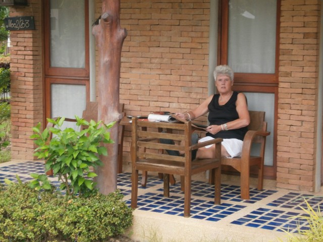Hanny aan het lezen voor het huisje.