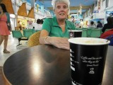 "Coffee and love are best, when they are hot", staat er op het bekertje