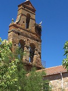 Kerktoren met nest en ooievaar