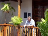 Hans op de balustrade van de patio