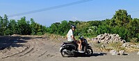 Op de scooter