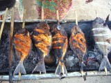 Nog even de vissen na bakken op de barbecue..