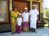 Familie in Balinese kleding op een ceremonie dag..
