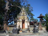 Een hindoe tempel ergen langs de weg ( Nusa Lembongan )