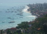 Uitzicht op Nua Lembongan vanaf de heuvel  ( havenkant en dorpje )