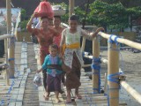 De gele hangbrug..