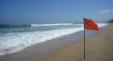 Rode vlag ( je mag niet zwemmen alleen surfen ) Legian Bali