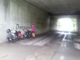 Schuilen onder een viaduct van de snelweg