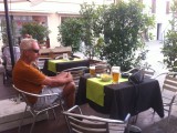 Op de Piazza met bier en chips