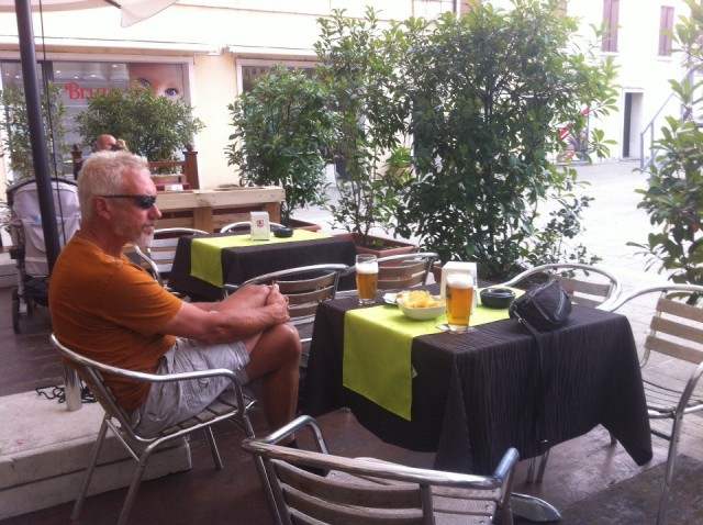 Op de Piazza met bier en chips