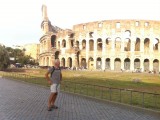 Hans voor het Colosseum
