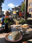 Eerste koffie met lekkers in Epen