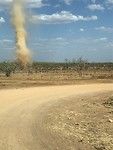 Zand-windhoos onderweg