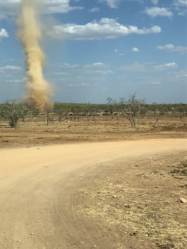 Zand-windhoos onderweg