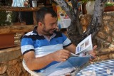 Osman is ook blij met ons fotoboek!