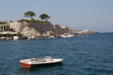 De haven van Foça met de restanten van een amfitheater en fort