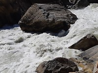 De rivier perst zich door de smalle kloof