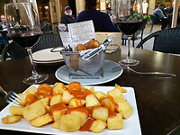 Patatas bravas y croquetas