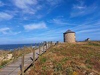 Windmolen langs de kust