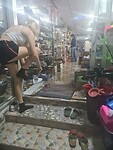 Schoenen uit voordat je een winkel in gaat...