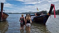Met natte voeten in de watertaxi naar Railay Beach