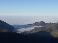 Bergen die het wolkendek penetreren