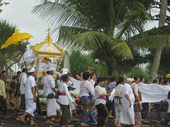 14 begravenis ceremonie Balian Beach (6)