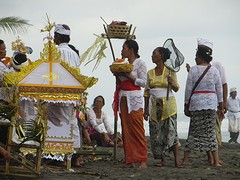 14 begravenis ceremonie Balian Beach (8)