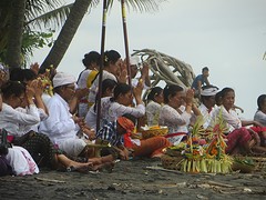 14 begravenis ceremonie Balian Beach (12)