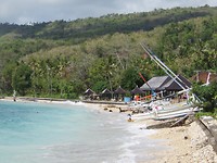 IMG_1378 bootjes langs het strand Nusa Penida
