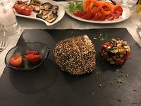 gegrilde tonijn met een jasje van sesamzaad